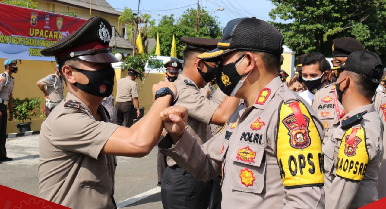 Tahun Baru 2021, 80 Personil Polres Lahat Terima Raport Kenaikan Pangkat dan Pangkat Pengabdian