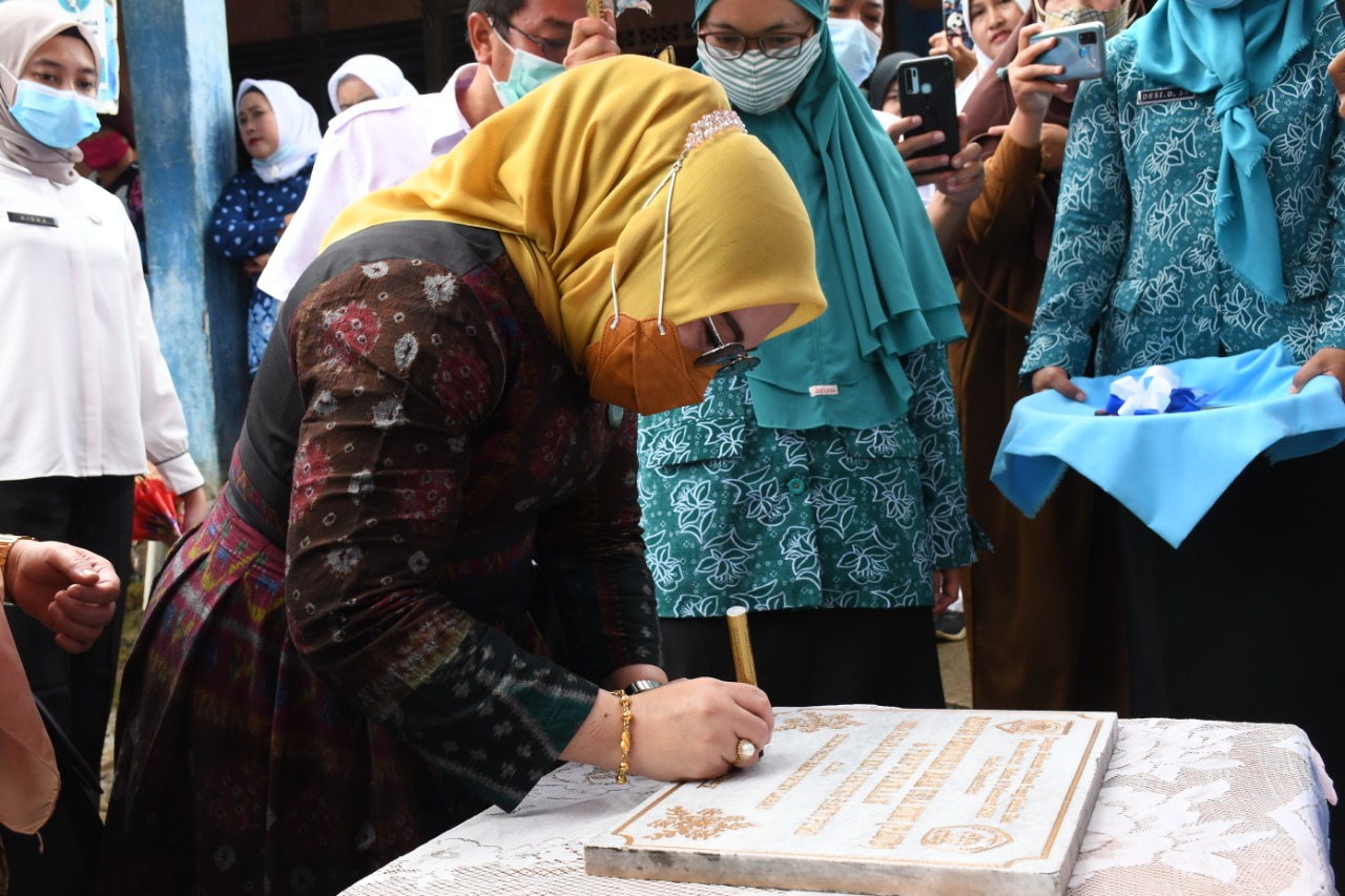 Bunda Paud Tanda Tangani Prasasti Peresmian Gedung PAUD & Perpustakaan Desa Pagar Jati