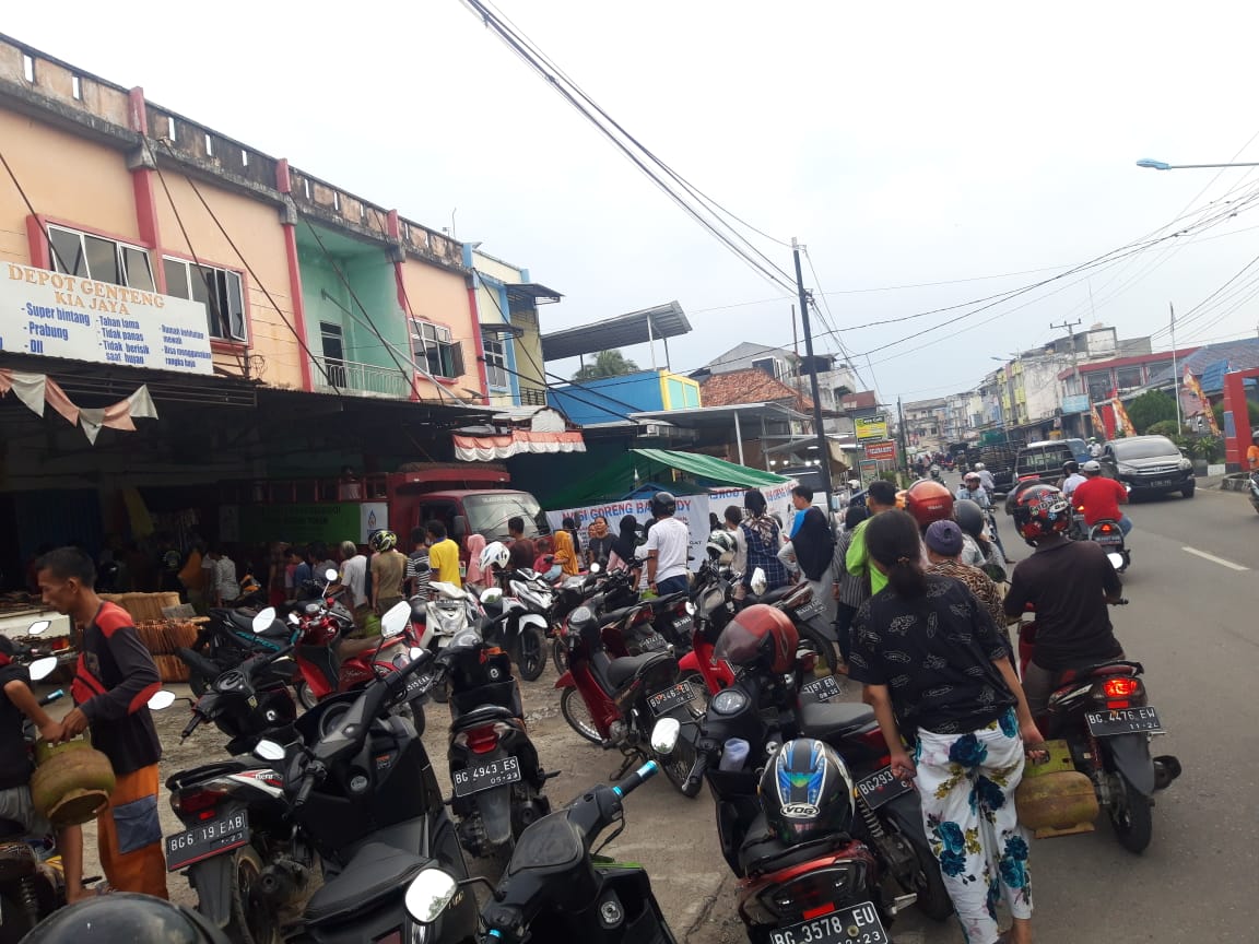 Dampak Kelangkaan Gas LPG 3 KG Terus Berlanjut, Antrian Panjang Warga Masih Menghiasi Kabupaten Lahat