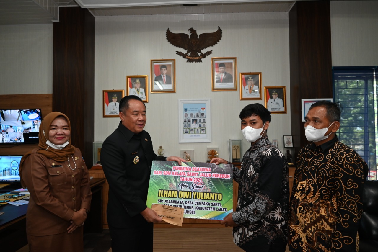 Bupati Berikan Bantuan Sekaligus Melepas Pendidikan Beasiswa SDM Kelapa Sawit
