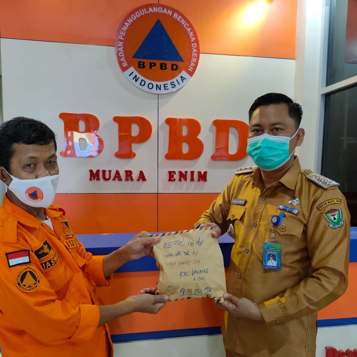 Camat Lawang Kidul Serahkan Bantuan Untuk Masyarakat Tertimpa Bencana Alam di Semeru