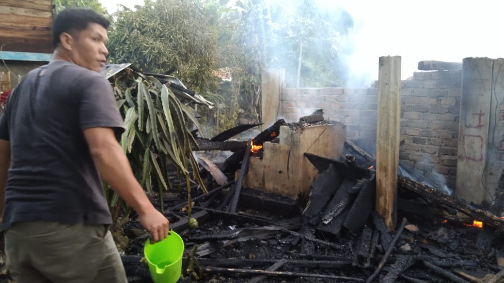 Kebakaran Hanguskan Sebuah Rumah di Desa Rimba Sujud
