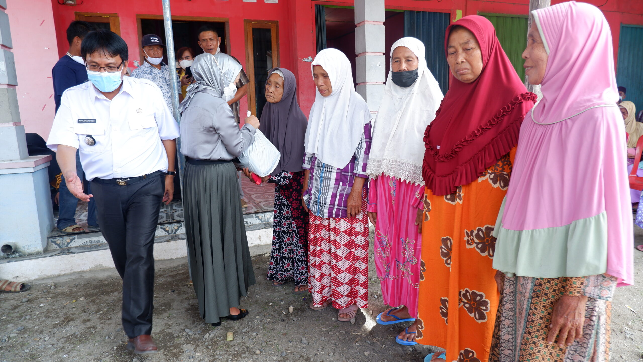 Sri Meliyana Gelar Bakti Sosial Bersama Para Lansia di Kabupaten Empat Lawang