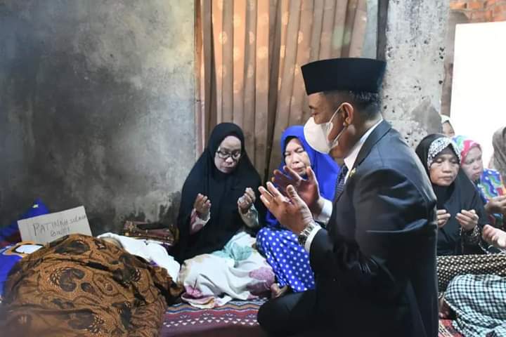 Di Sela Kesibukan, Cik Ujang Sempatkan Diri Melayat ke Desa Ulak Pandan