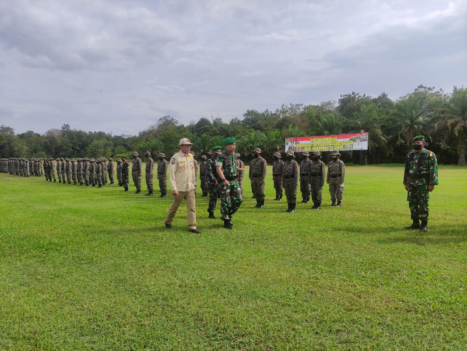 Buka Diklatsar Pol PP Angkatan VIII, Enos Bersama Danpuslapur Bertindak Sebagai Irup