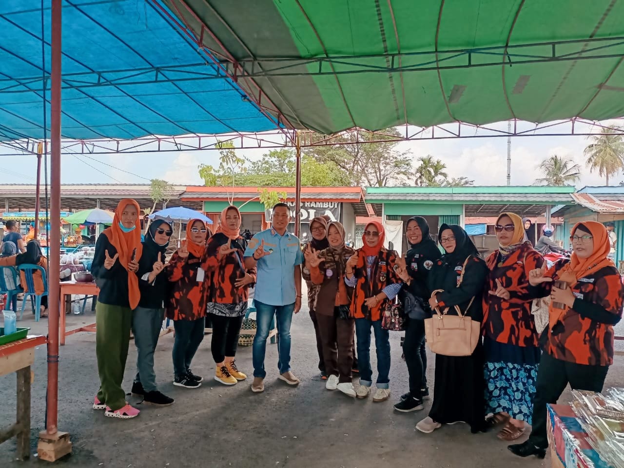 DPC Srikandi PP Muara Enim Sambut Kunjungan Camat Lawang Kidul di Pasar Ramadhan