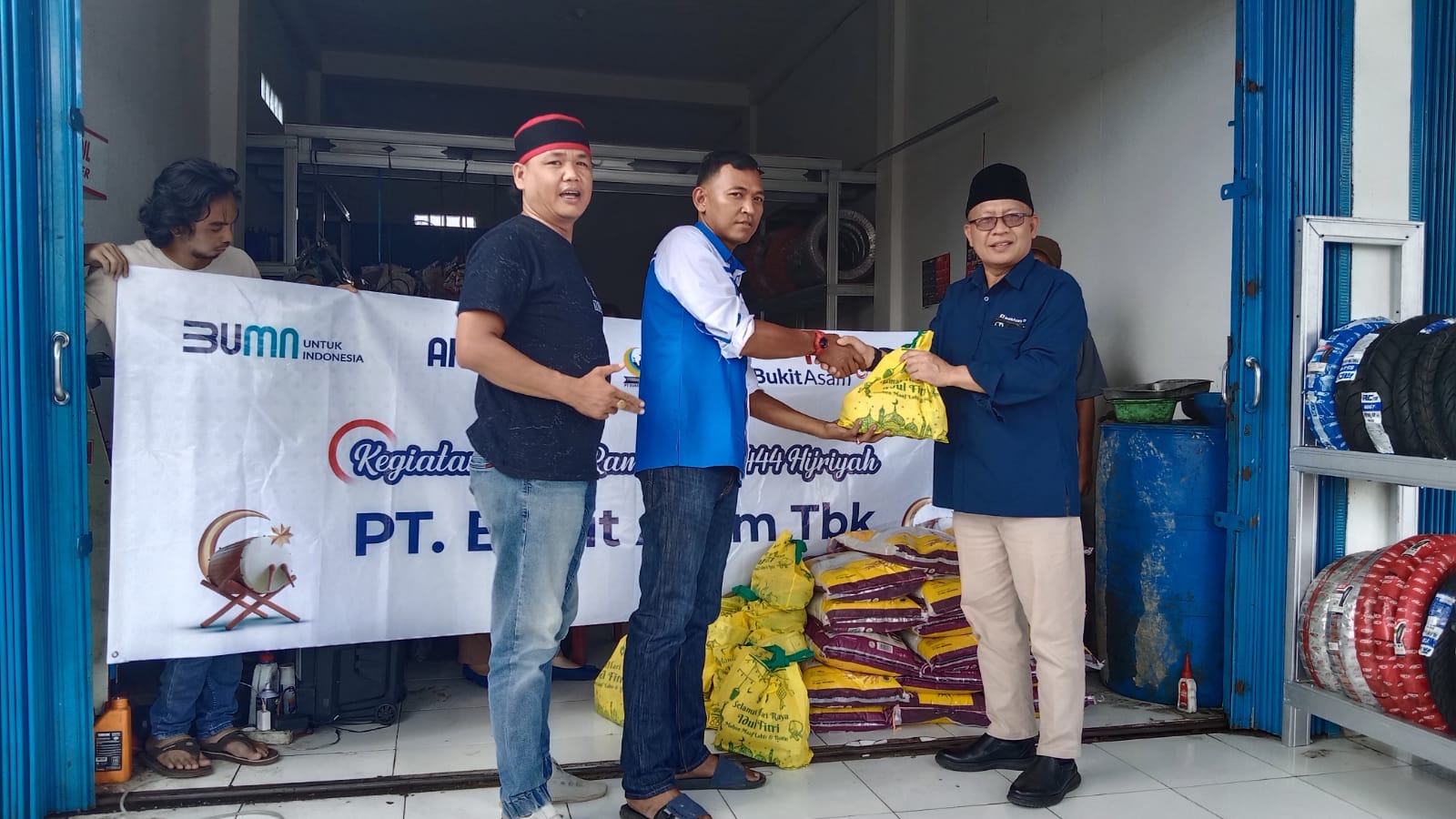 SMSI Dan Sejumlah Organisasi Pers Di Lahat Dapatkan Sembako Dari PTBA