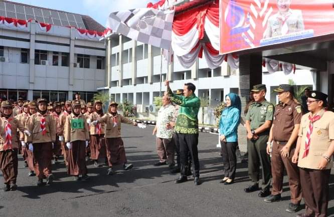 Meriahkan Peringatan HUT RI ke-78, Plt. Bupati Lepas Peserta Lomba Gerak Jalan Pramuka