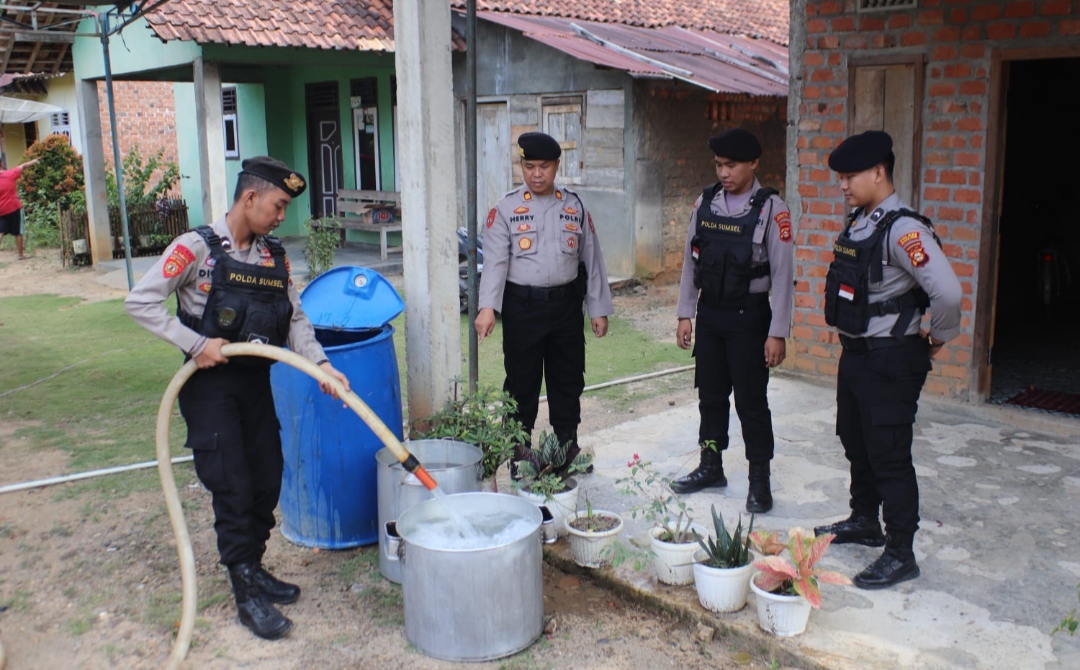 Hadir Ditengah Masyarakat, Sat Samapta Polres Muara Enim Berikan Bantuan Air Bersih Ke Desa Harapan Jaya