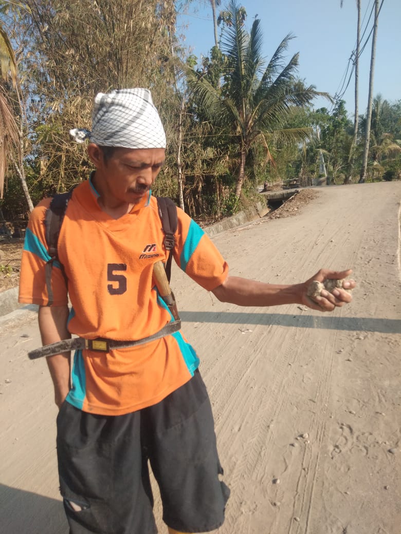 Ajaib! Cor Beton Jalan Lingkar Diremas Jadi Debu