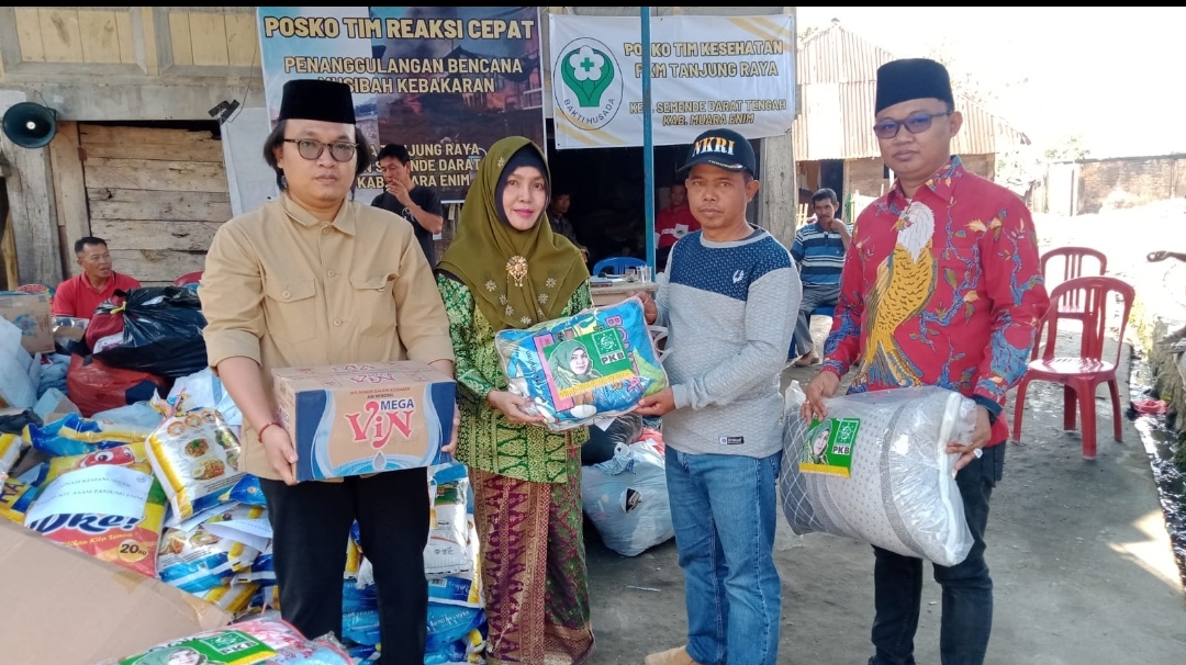 Dra Hj Nurhilyah Juarsah Anggota DPRD Prov Sumsel, Balek Kampung, Salurkan Bantuan Ke Korban Musibah Kebakaran