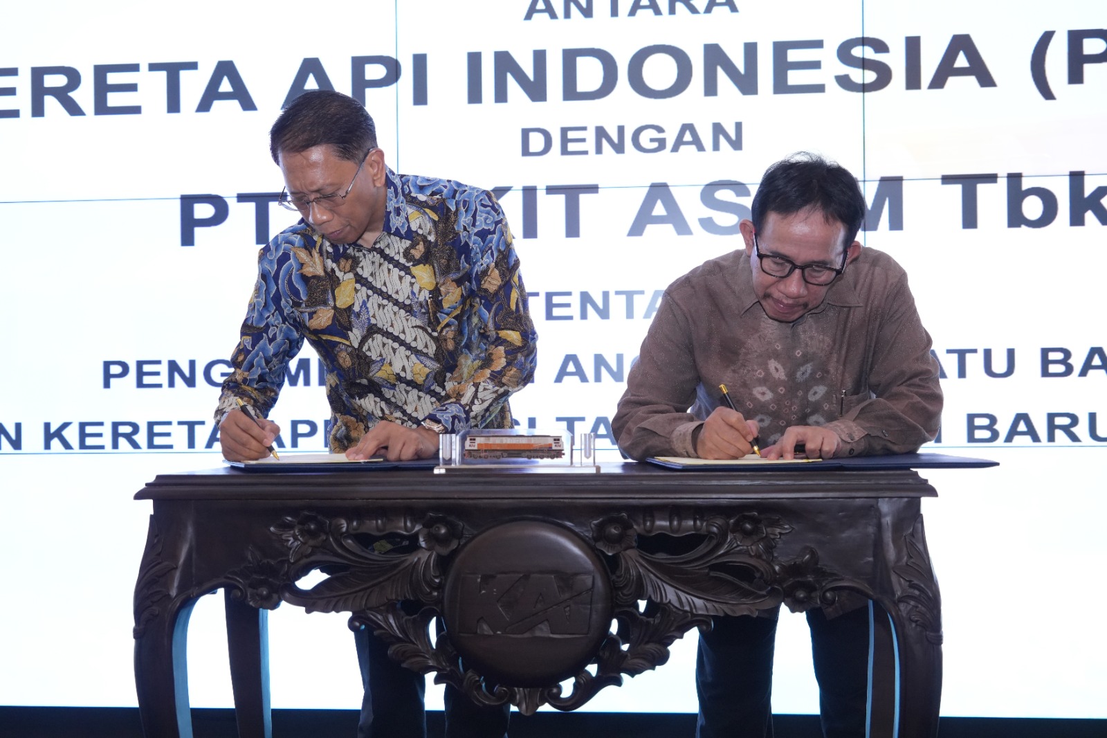 Tingkatkan Sinergisitas, KAI dan PTBA Tanda Tangani Perjanjian Angkutan Batu Baraa