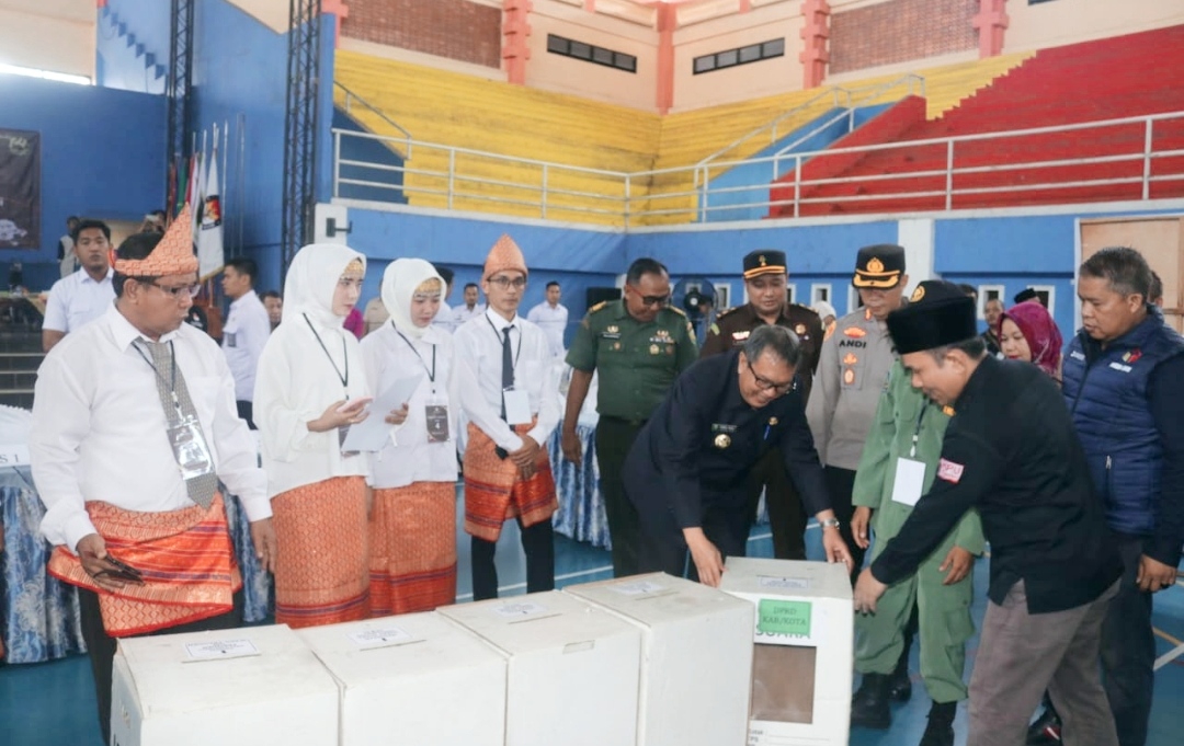 Pj. Bupati Ikuti Simulasi Tata Cara Pemungutan dan Penghitungan Suara
