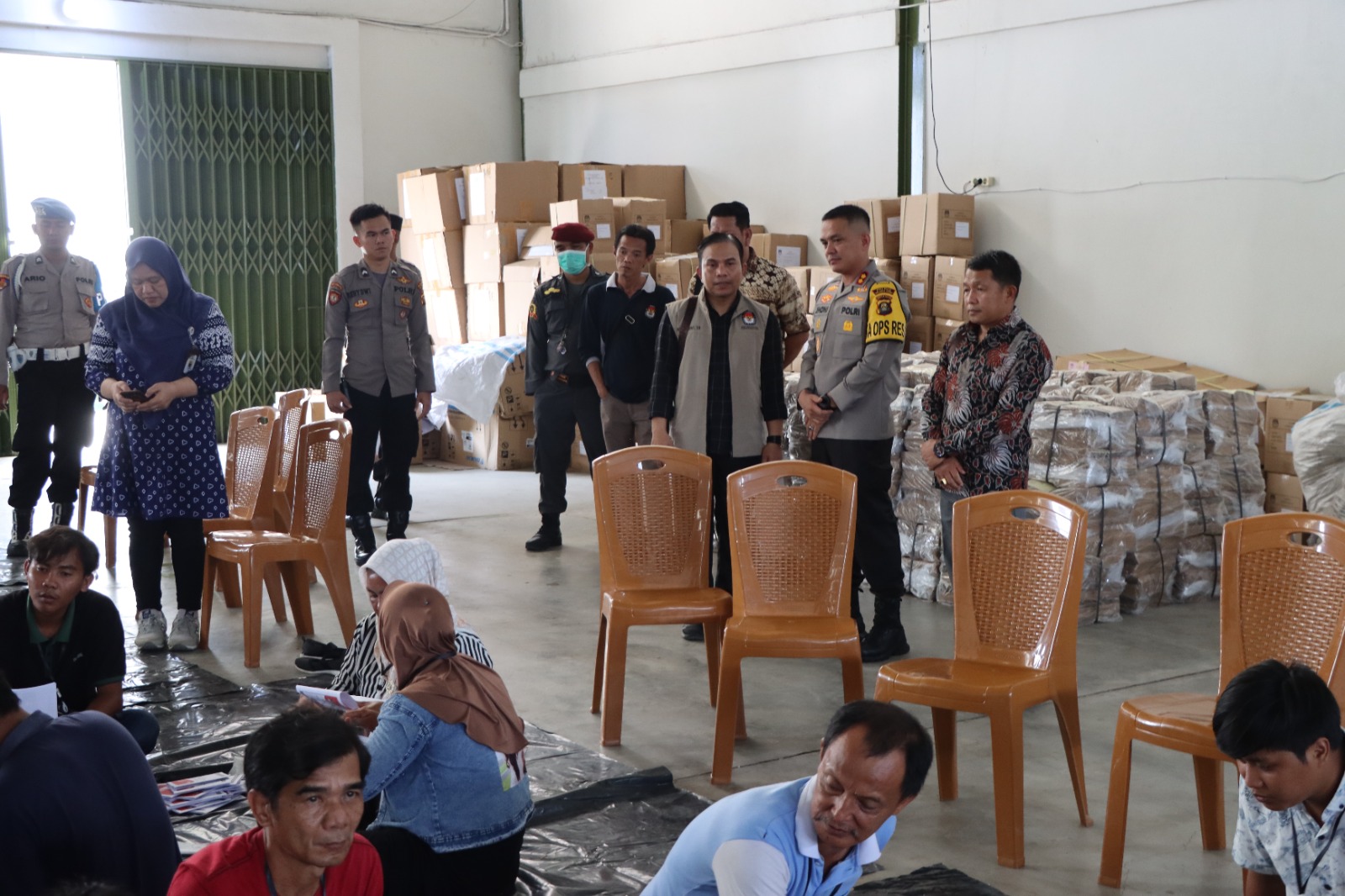 Kapolres Muara Enim Tinjau Proses Pelipatan Surat Suara Pemilu di Gedung KPU