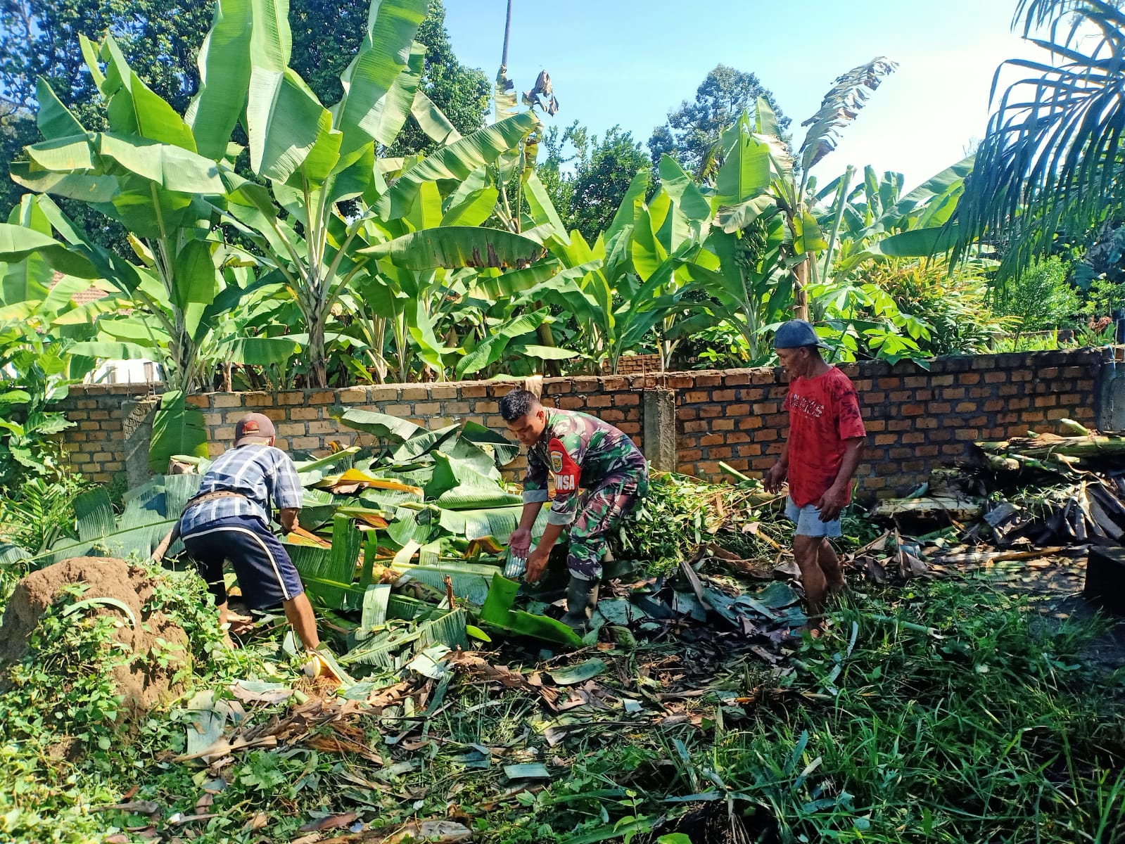 Anggota Babinsa Desa Darmo Manfaatkan Waktu Dengan Bergotong Royong Bersama Masyarakat