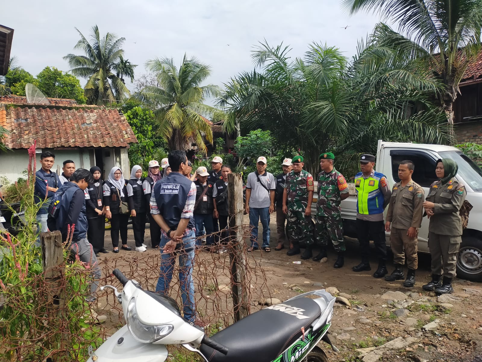 Masa Tenang Pemilu, Babinsa Koramil 404-05/TE, Ikut Serta Bersihkan APK dan APS