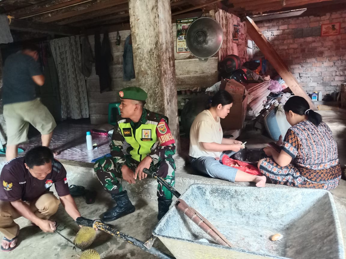 Babinsa koramil 404-05/TE, Door To Door Menghimbau Masyarakat Untuk anti Golput