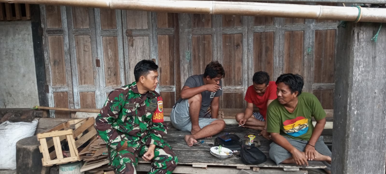 Babinsa Desa Pandan Enim Koramil 404-05/TE Gencarkan Komsos di Tengah Masyarakat