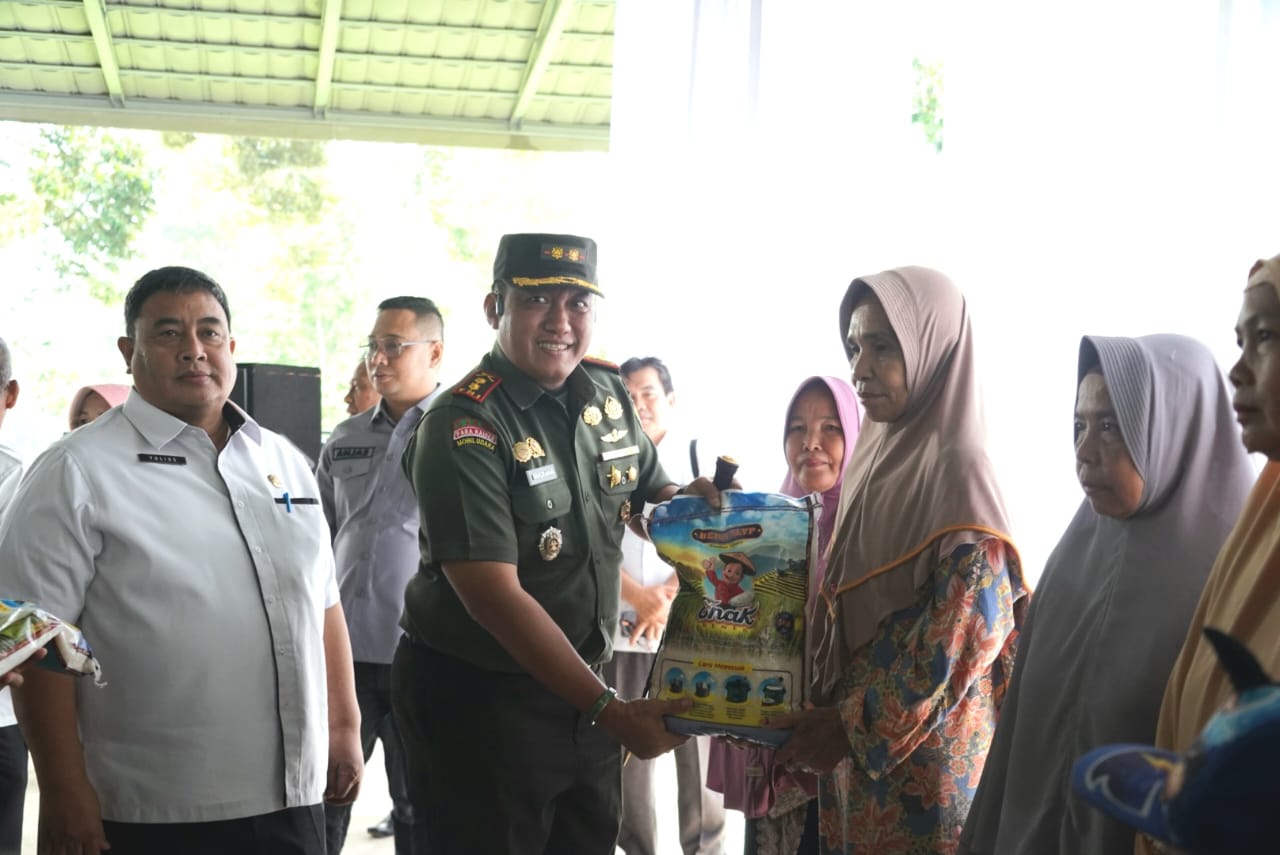 Dandim 0404/Muara Enim Dampingi Sekda, Buka Bazar Murah Peringati Hari Jadi Persit Kartika Chandra Kirana Ke-78