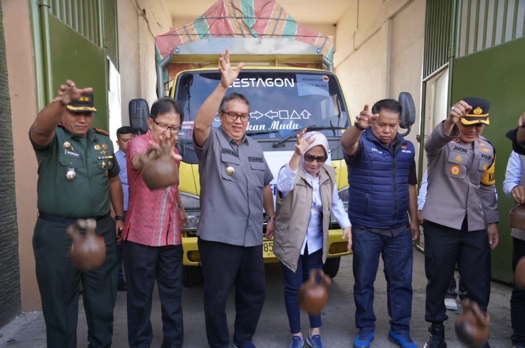 Pj. Bupati Lepas Pendistribusian Logistik Pemilu 2024 Kesetiap Kecamatan