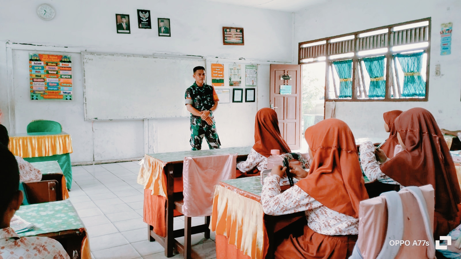 Tingkatkan Disiplin Siswa Sejak Dini, Babinsa Koramil 404-05/TE Beri Pencerahan Ke Pelajar