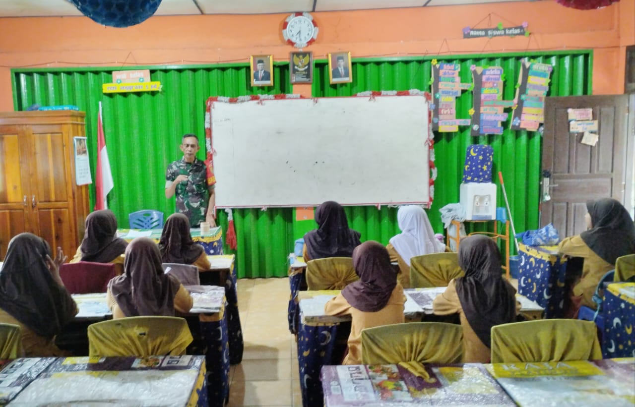 Kehadiran Babinsa Koramil 40 -05/TE, Disambut Pelajar dan Guru SDN 2 Desa Lambur