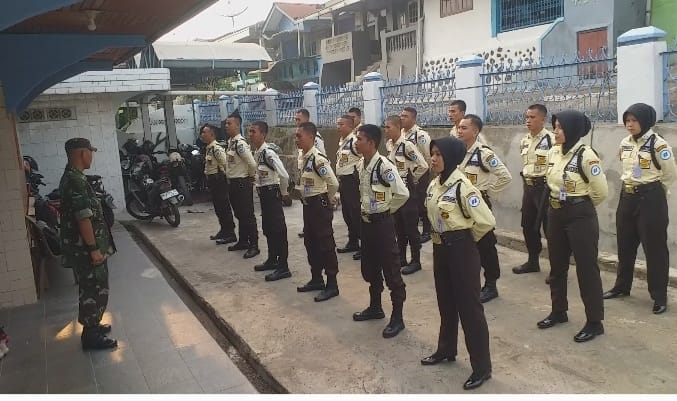 Anggota Babinsa Koramil 404-05/TE, Laksanakan Giat Komsos, Beri Pembinaan PBB Ke Scurity PLTU