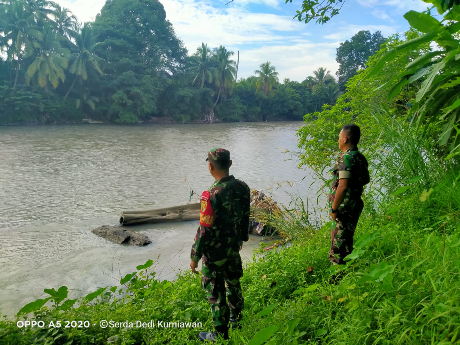 Antisipasi Sungai Meluap, Babinsa Serda Dedi Lakukan Pengecekan Debit Air