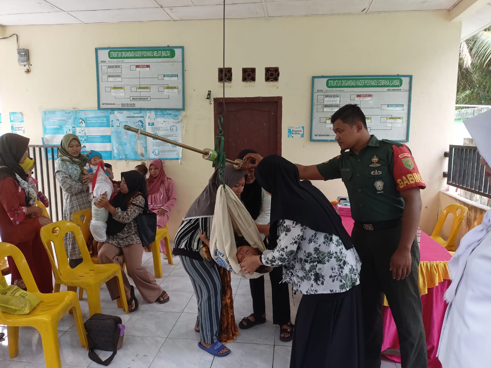 WUJUDKAN BALITA SEHAT, BABINSA DESA TANJUNG KARANGAN DAMPINGI PELAKSANAAN POSYANDU 