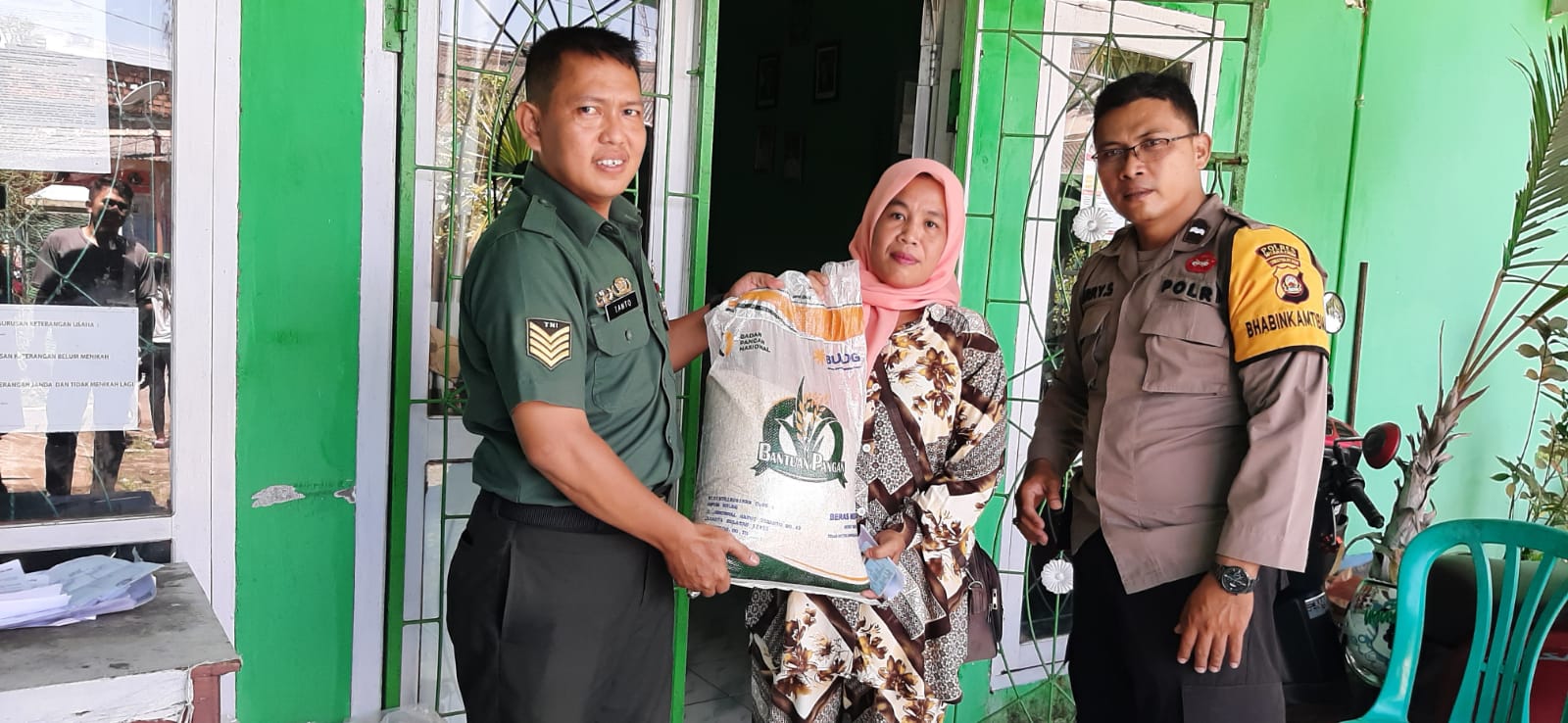 Ikuti Penyaluran Sembako, Serma Tanto Apresiasi Kepedulian Pemerintah Terhadap Masyarakat