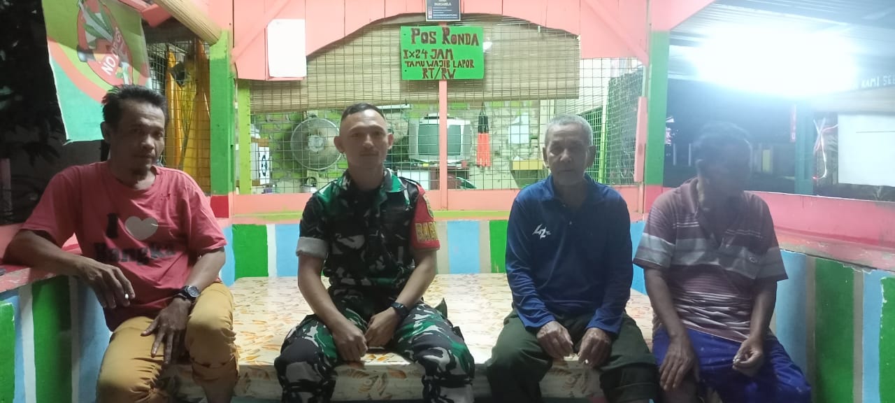 AKTIF TINJAU POSKAMLING, BABINSA PASAR TANJUNG ENIM TINGKATKAN KEMANAN SELAMA RAMADHAN