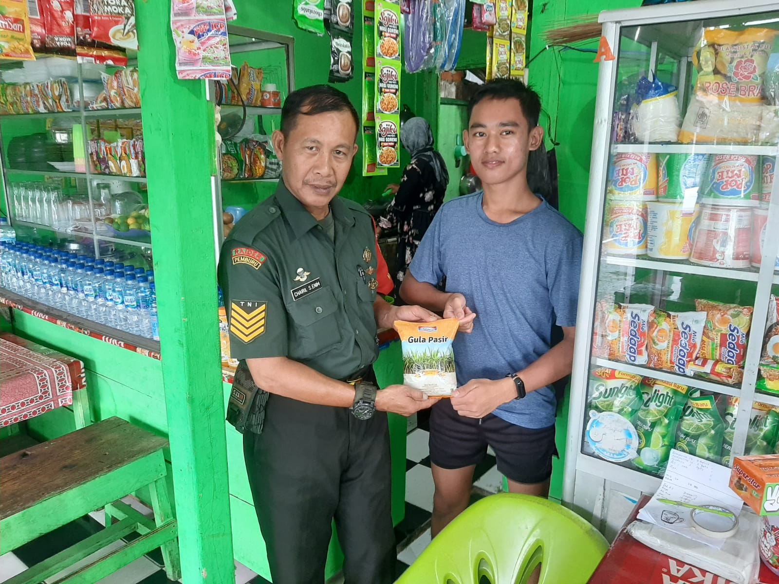 Pastikan Tak Ada Lonjakan Harga, Serma Khoiril Datangi Langsung Warung Warga