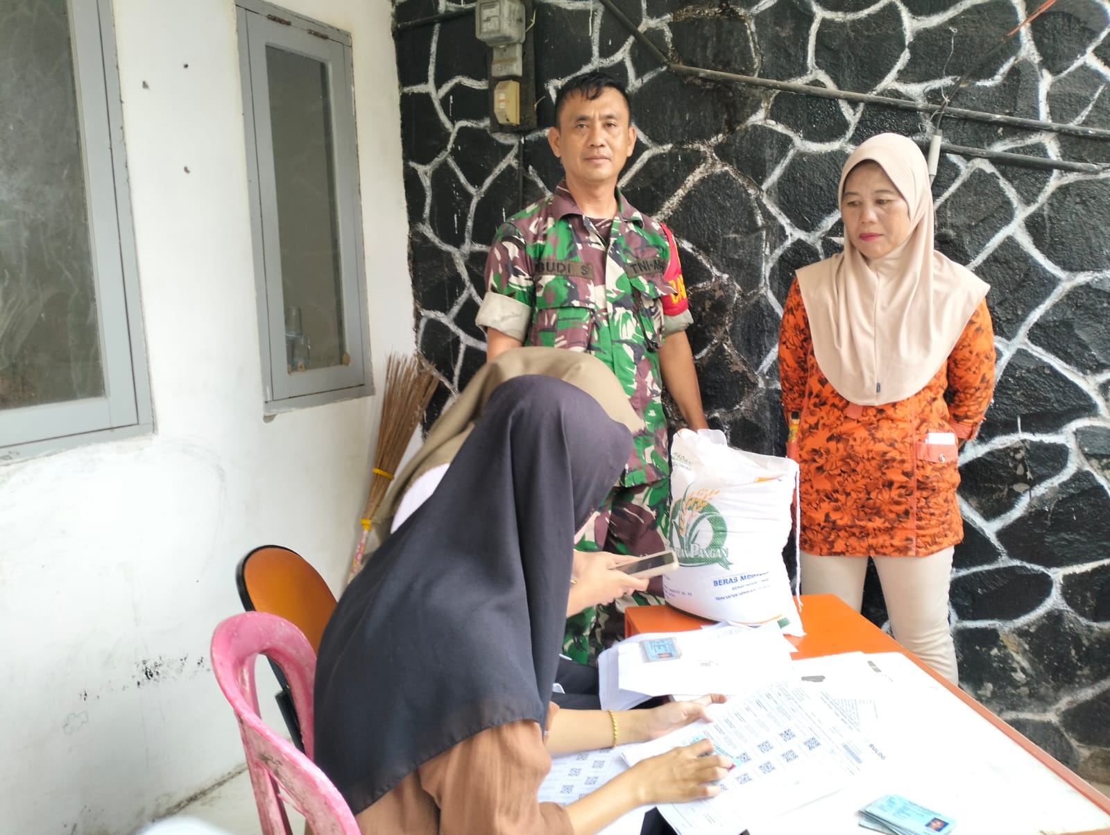 Melalui Walping, Serda Budi Pastikan Penyaluran Beras Berjalan Aman dan Kondusif