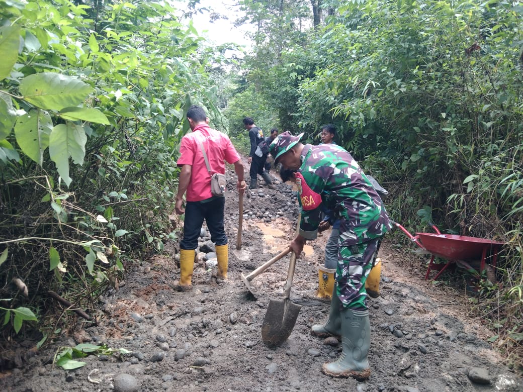 Serka Robinson, Babinsa Lebak Budi Turun Langsung Bantu Masyarakat Perbaiki Jalan Usaha Tani