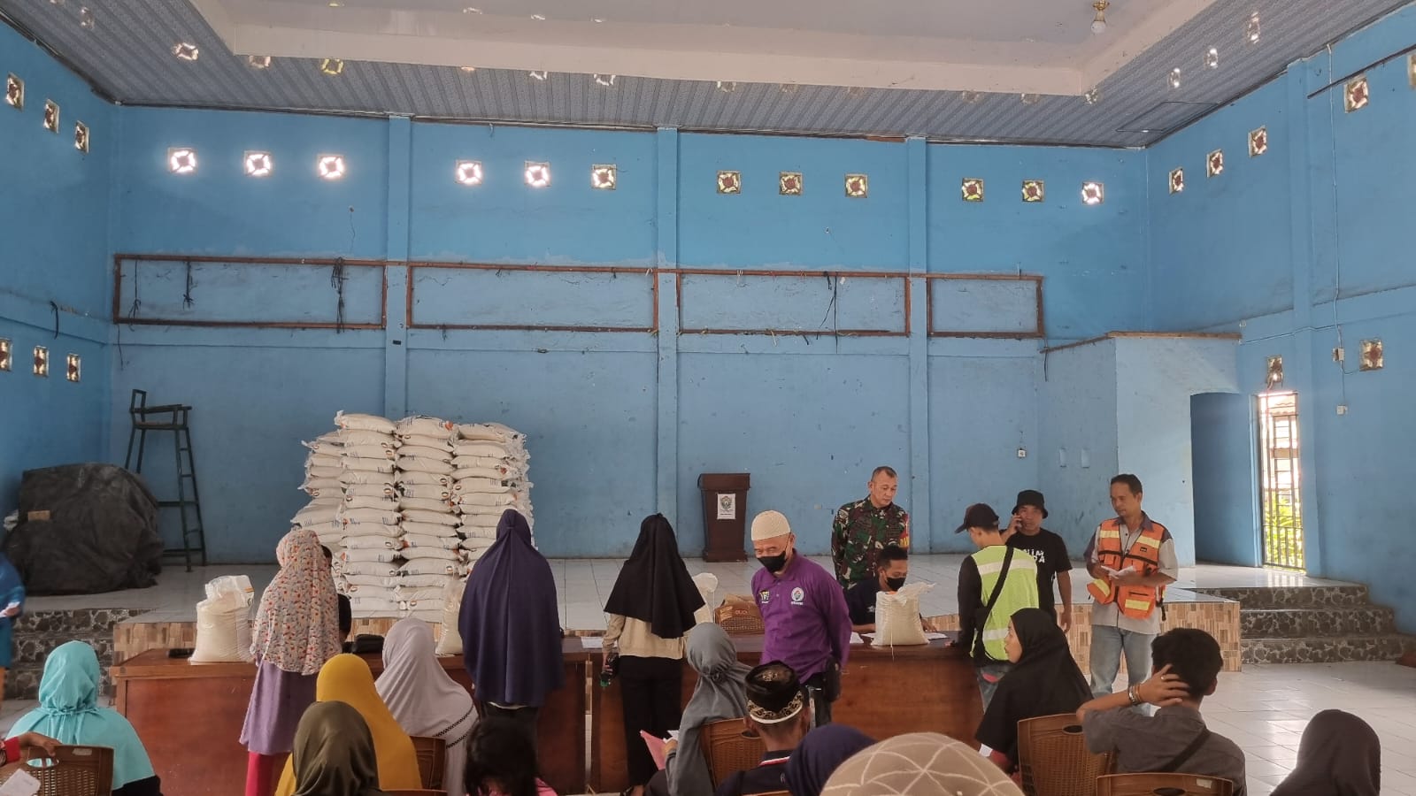 Babinsa Koramil 404-05/TE Walping Giat Pembagian Bansos di Desa Tegal Rejo