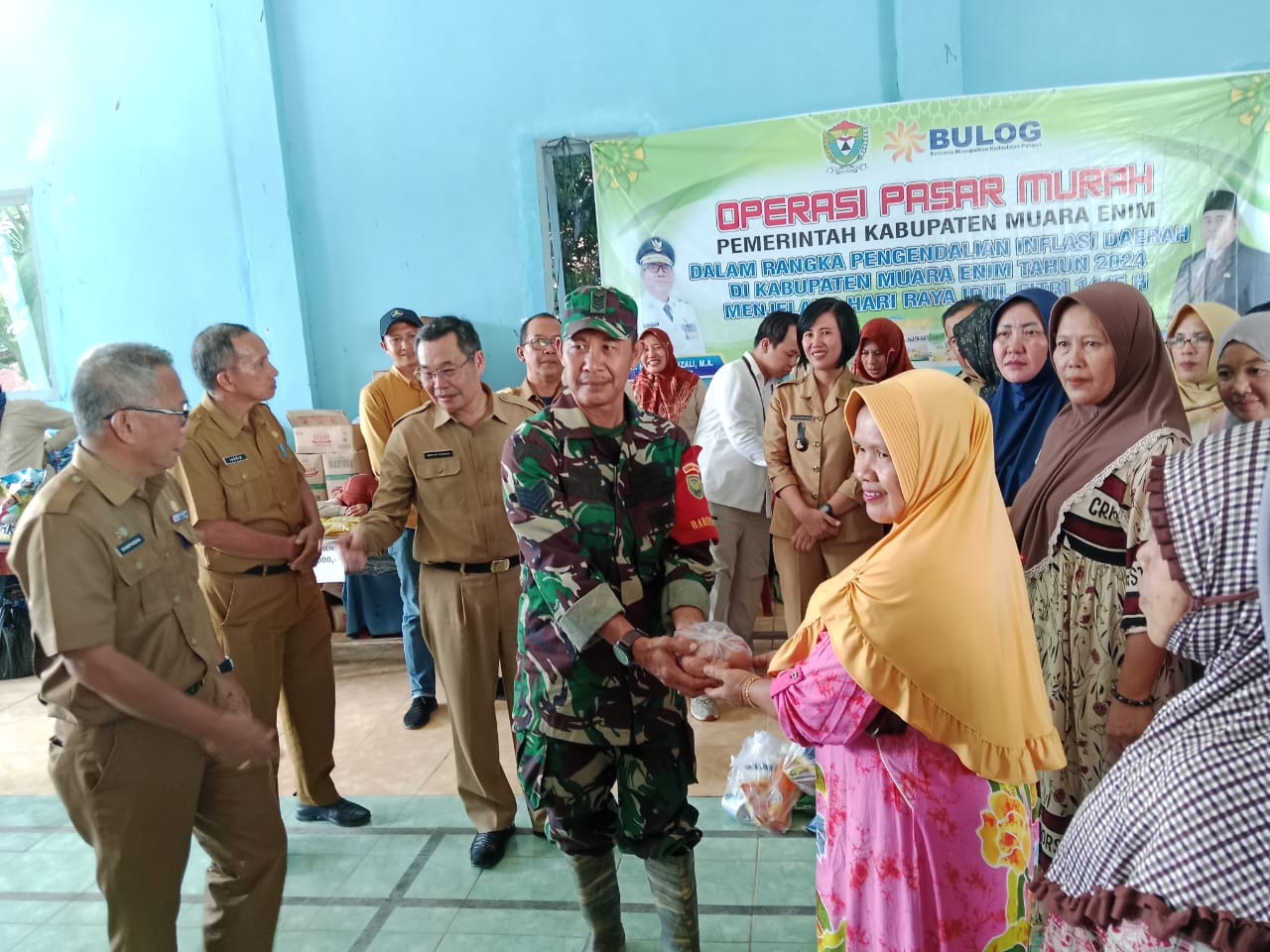 Serma Khoiril Laksanakan Walping Pasar Murah di Desa Sugi Waras