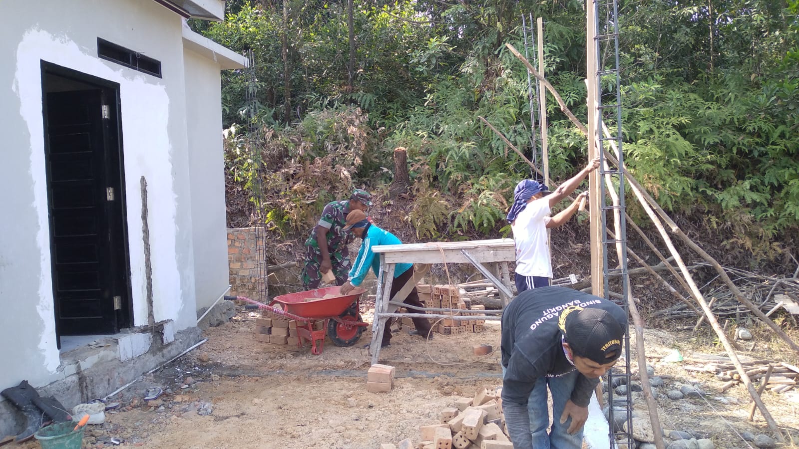 Peduli Masyarakat, Sertu Jarkoni Bantu Bangun Rumah Warga di Desa Binaan