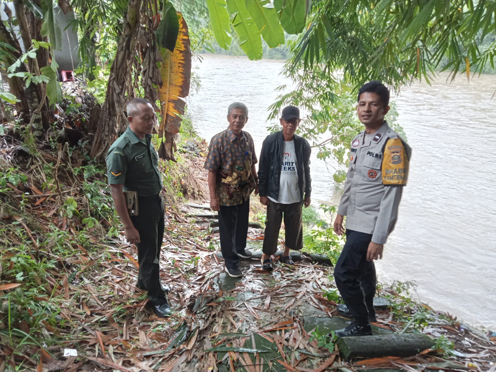 Babinsa Bersama Unsur Pemerintahan dan Bhabinkamtibmas, Cek Keadaan Debit Air Sungai