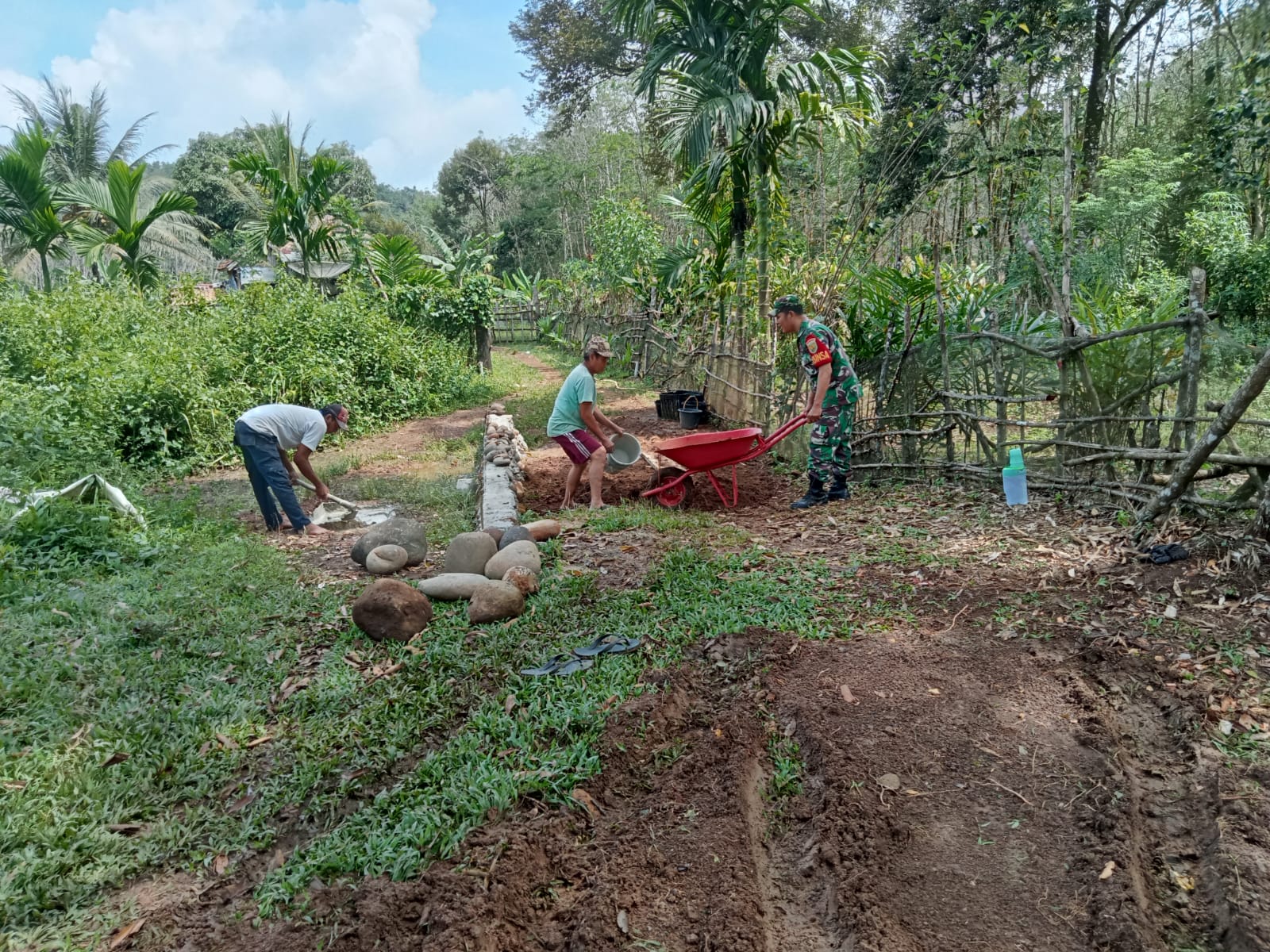 Peduli Kenyamanan Warga, Serka Pasli Ikut Gotong Royong Buat Jalan Setapak