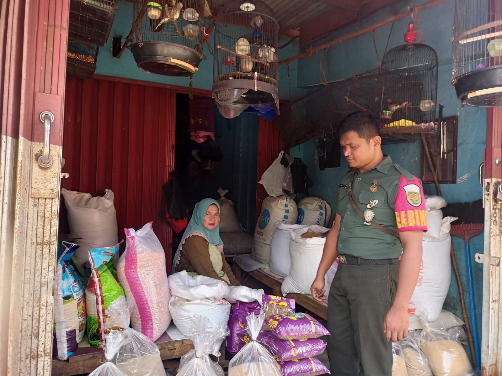 Babinsa Desa Tanjung karangan cek ketersediaan stock beras dibulan suci Ramahdan
