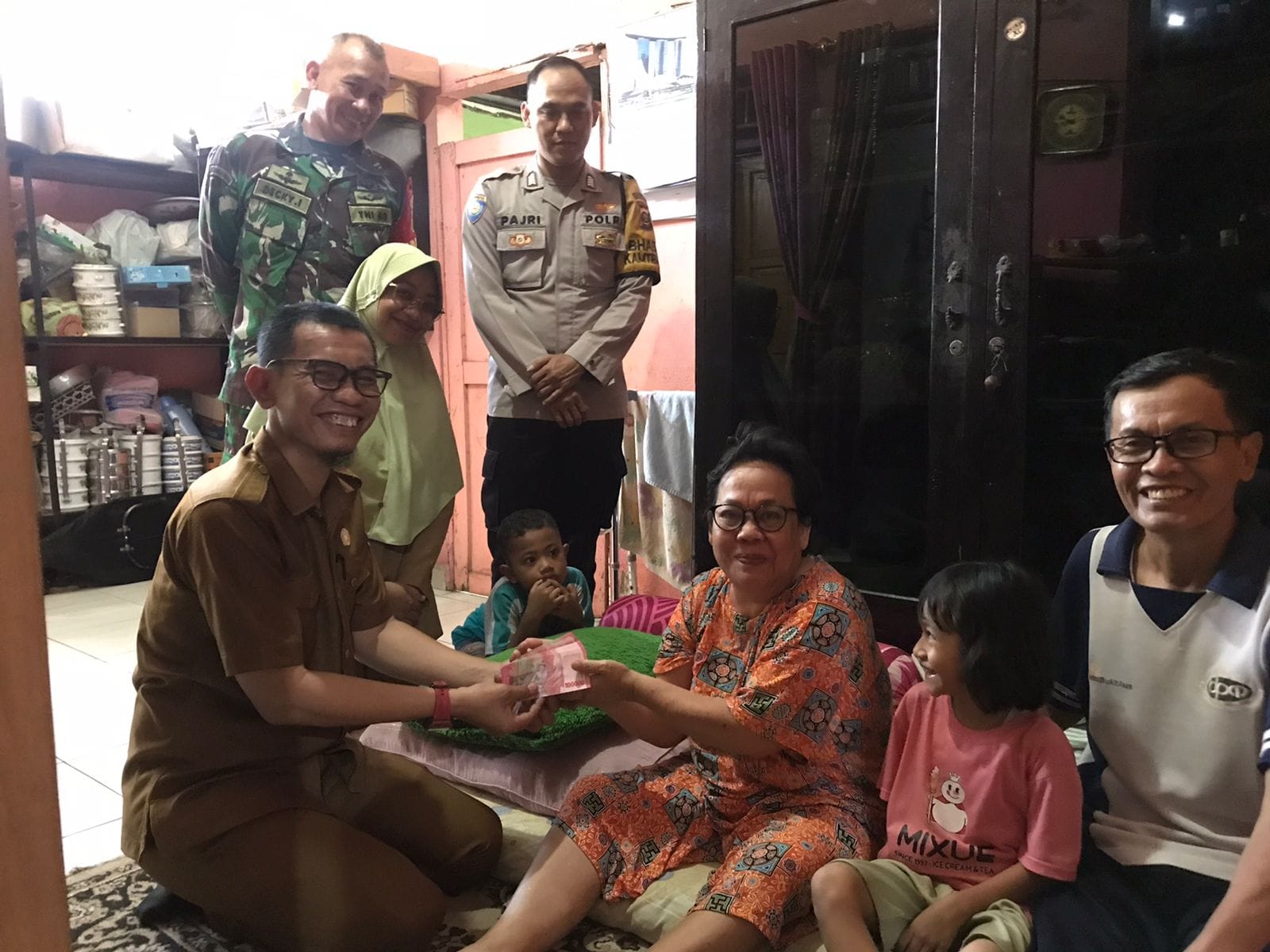 Babinsa Koramil 404-05/TE, Lakukan Walping Menyalurkan Bantuan dari Csr Bukit Asam untuk Warga Tegal Rejo