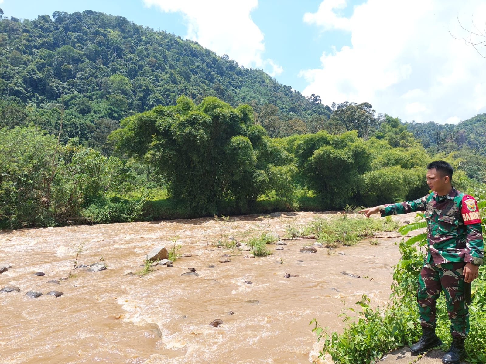 Antisipasi Banjir, Babinsa Koramil 404-05/TE Cek Debit Air Sungai Desa Lubuk Nipis