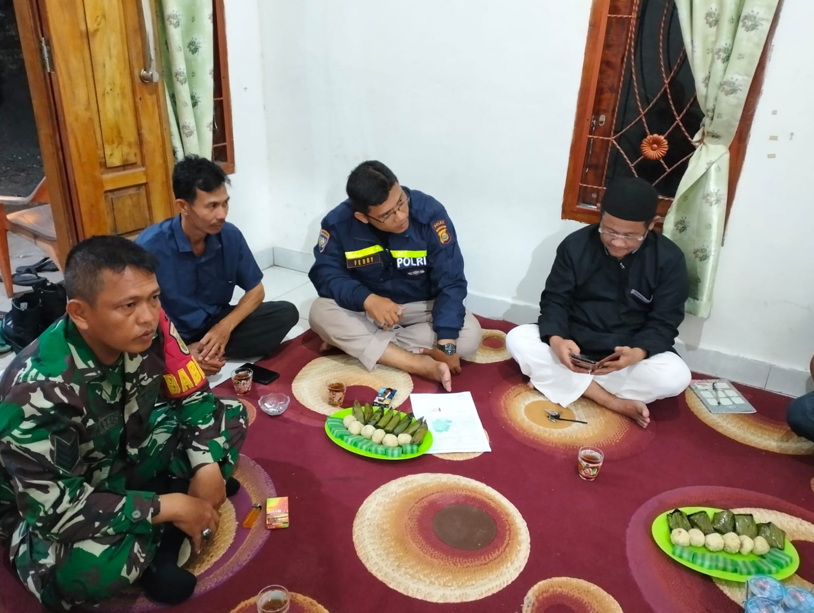 Melalui Komsos, Babinsa Koramil 404-05/TE Eratkan Silaturrahmi Dengan Masyarakat