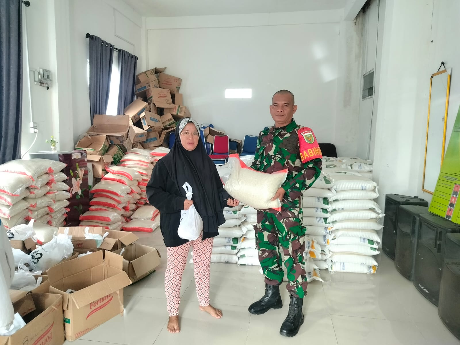Babinsa Keban Agung, Walping Monitor Pembagian Sembako dari PTBA