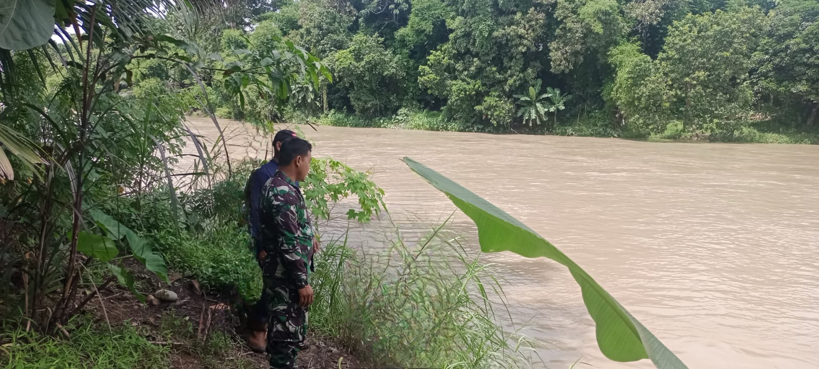 Antisipasi Banjir, Babinsa Desa Darmo Lakukan Pengecekan Debit Air Sungai Enim