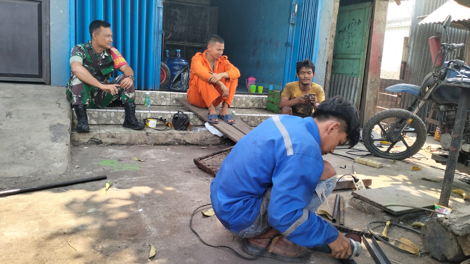 Komsos di Bengkel Las, Babinsa Dengarkan Keluhan Warga