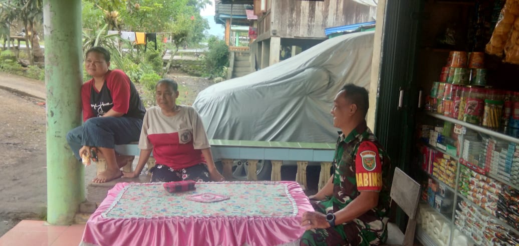 Babinsa Desa Pandan Dulang Cek Harga Sembako di Warung