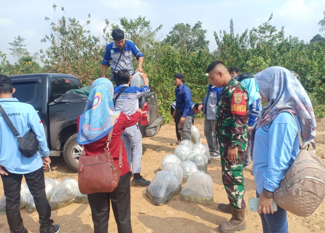Babinsa Koramil 404-05/TE, monitor Giat Pelepasan Bibit Ikan di Desa Darmo