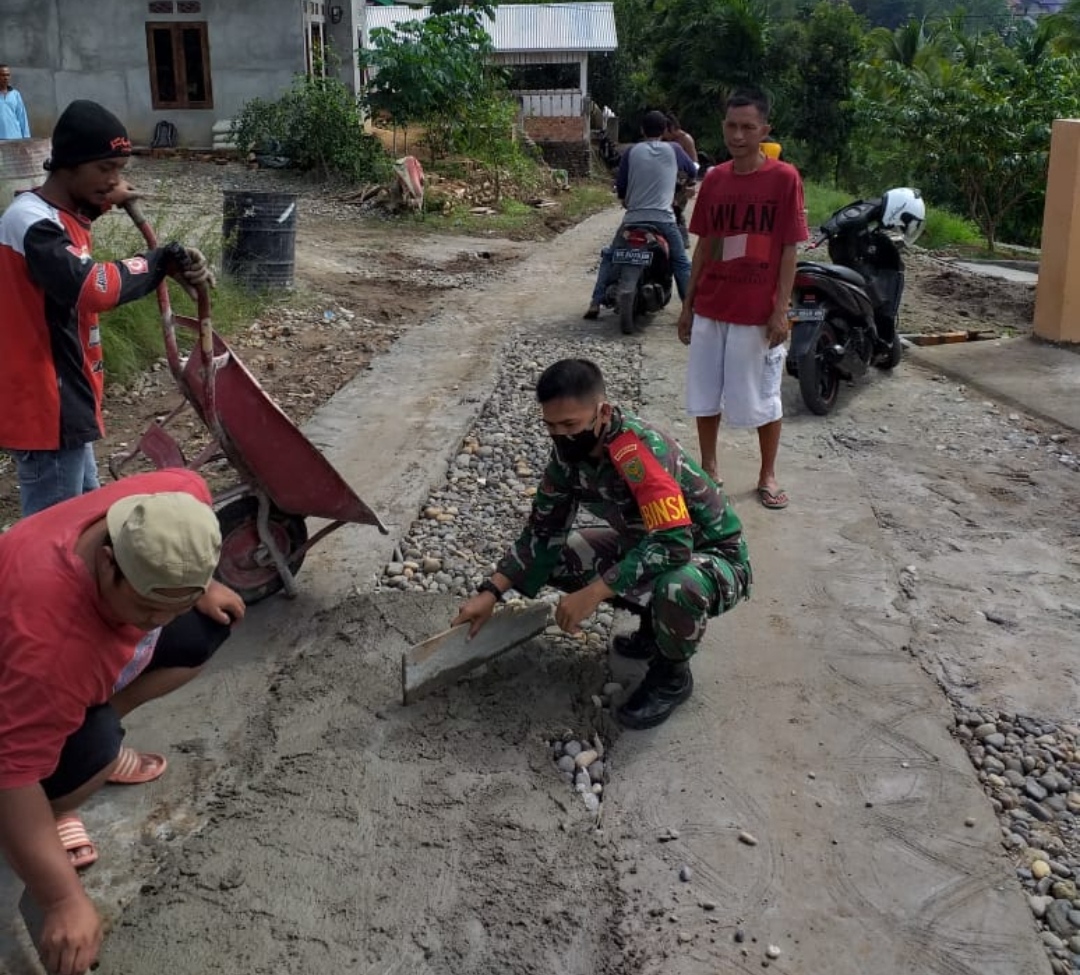 Babinsa Desa Penyandingan Koramil 404-05/TE, Bantu Warga Rehap Jalan