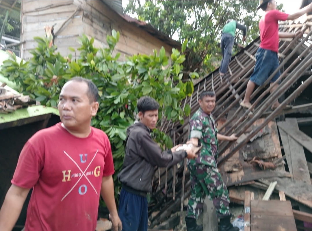 Dengan Komsos, Serda Budi Supriyanto bantu Bongkar Rumah Warga
